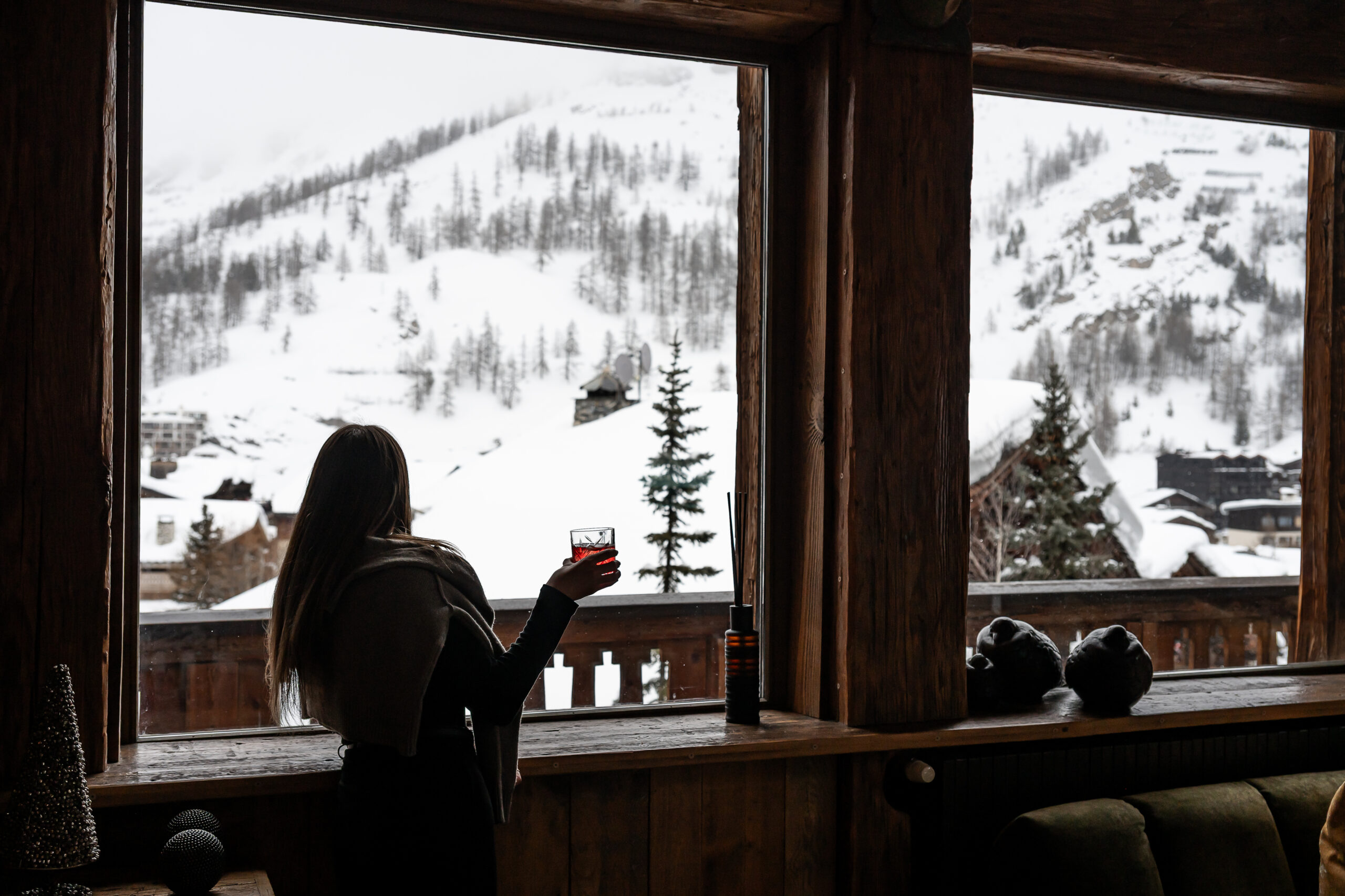 Chalet Le Rocher with view of mountains with cocktail, Val d’Isère views,