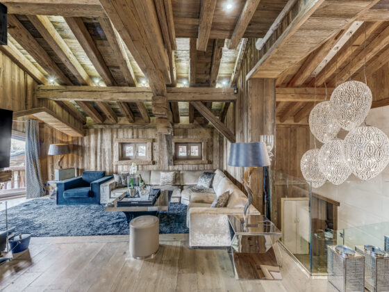 Open-plan living room with vaulted ceilings and central fireplace – Carat – Courchevel 1850