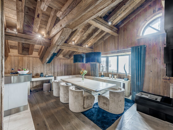 Cosy dining area adjacent to fully equipped kitchen – Carat – Courchevel 1850
