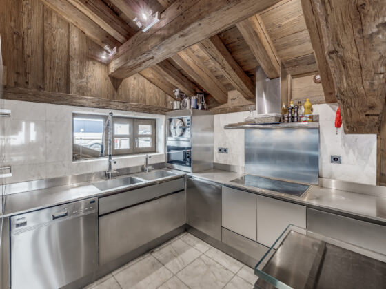 Fully equipped kitchen in luxury serviced apartment – Carat – Courchevel 1850