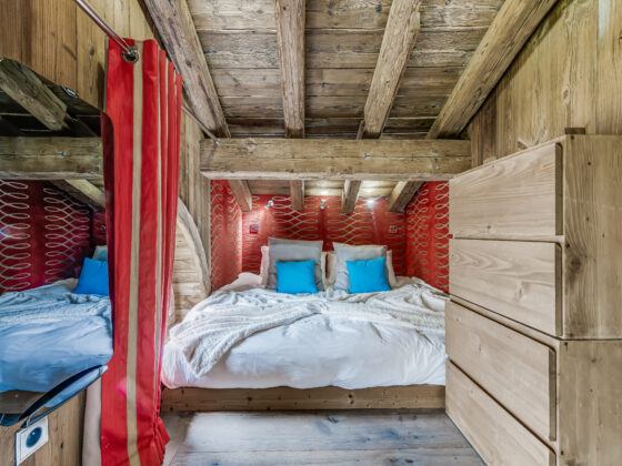 Cosy bedroom interior with alpine chalet atmosphere – Carat – Courchevel 1850